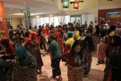IMG_9588salah satu aktivitas lomba memakai jarik