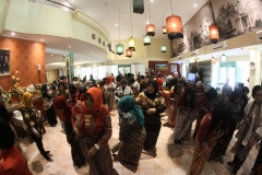 salah satu aktivitas lomba memakai jarik